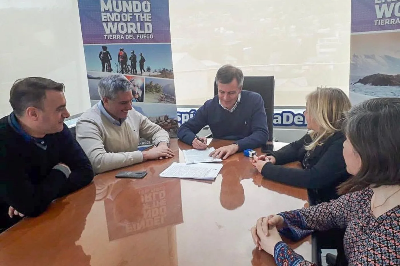 INFUETUR firmó contrato para recuperar el Centro de Montaña Glaciar Martial
