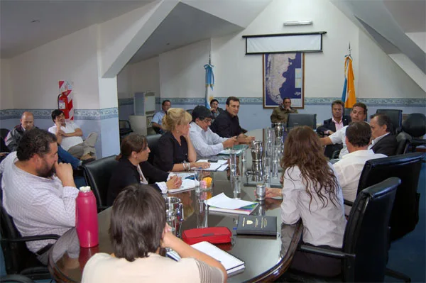 Los parlamentarios junto a Vicente Sinchcay, en la reunión del miércoles.