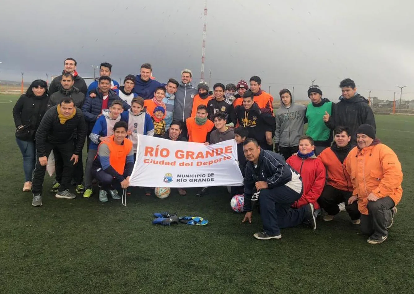 Jugadores de primera división de fútbol Lucas Bruera de Chacarita Juniors y Facundo Bruera de Quilmes visitaron establecimientos deportivos