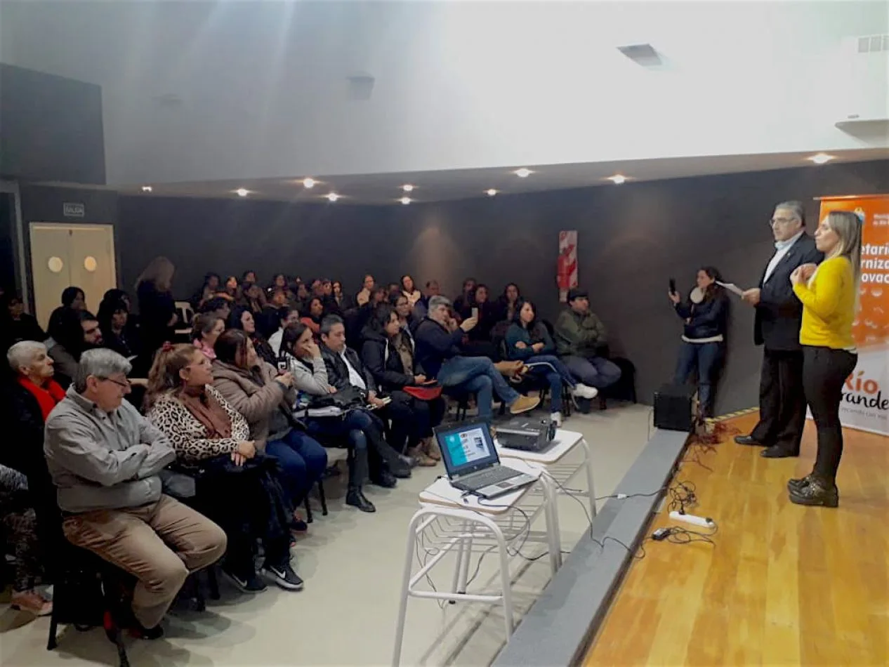 Dio inicio este fin de semana al curso abierto a la comunidad de lengua de señas argentina en el CGP Padre Zink