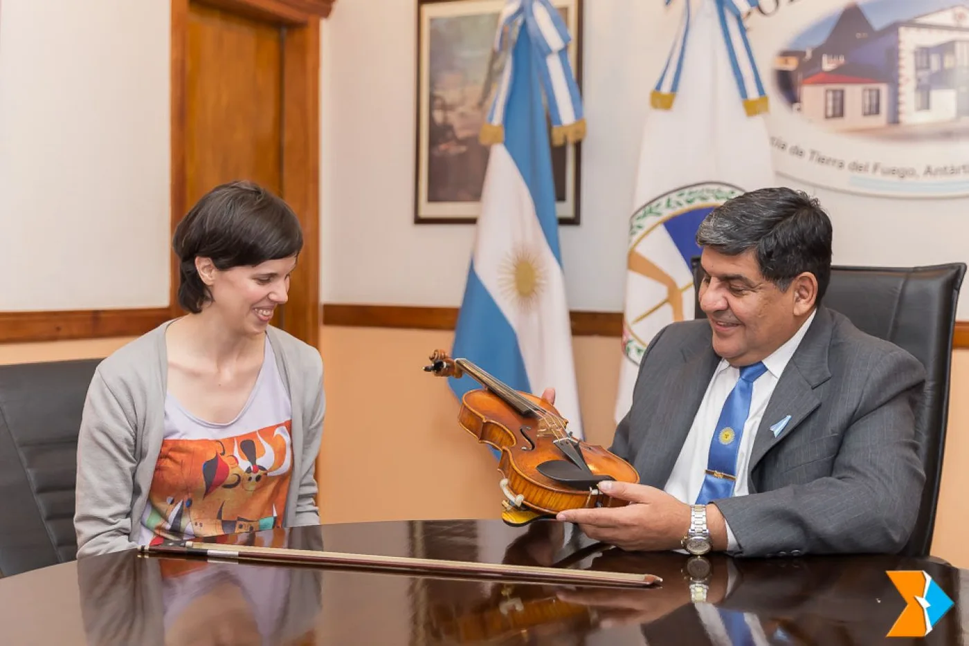 Silvana Ledesma, violinista y docente de varias instituciones de la ciudad visito al presidente del Parlamento, Juan Carlos Arcando.