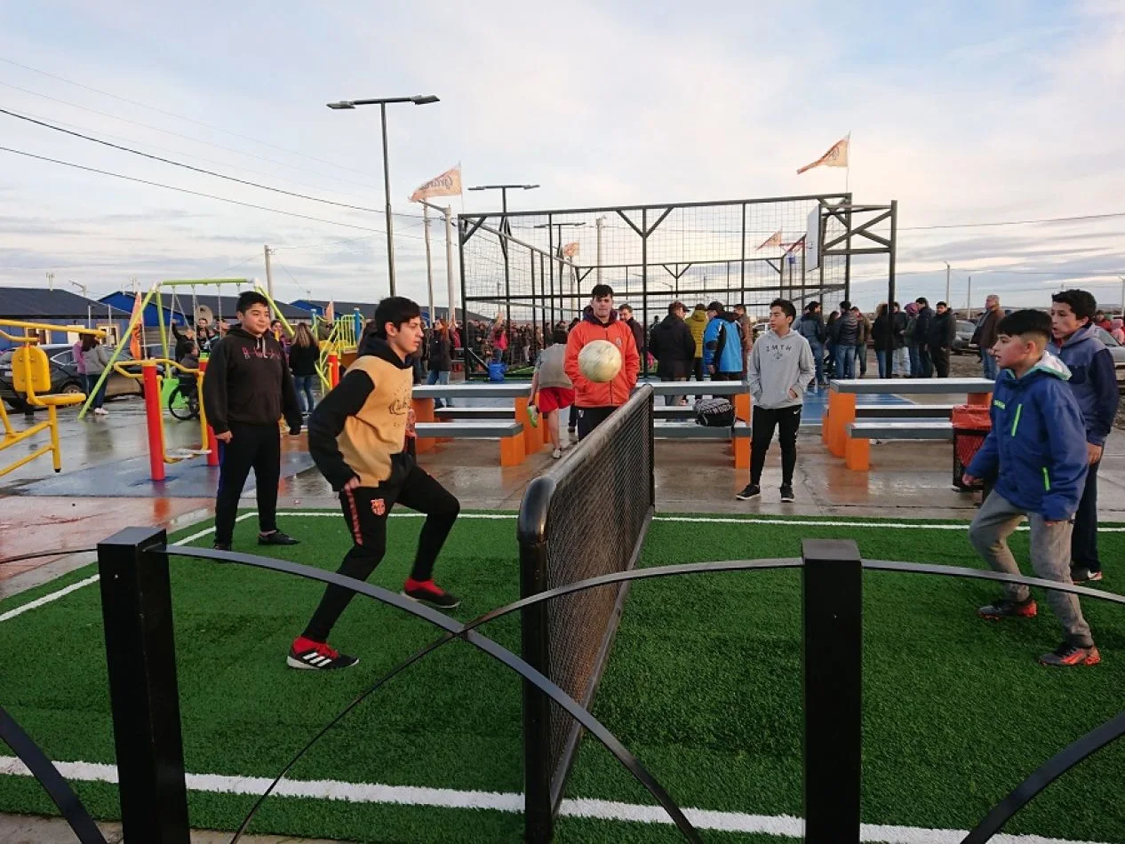 El municipio inauguró el playón deportivo del barrio Bicentenerio