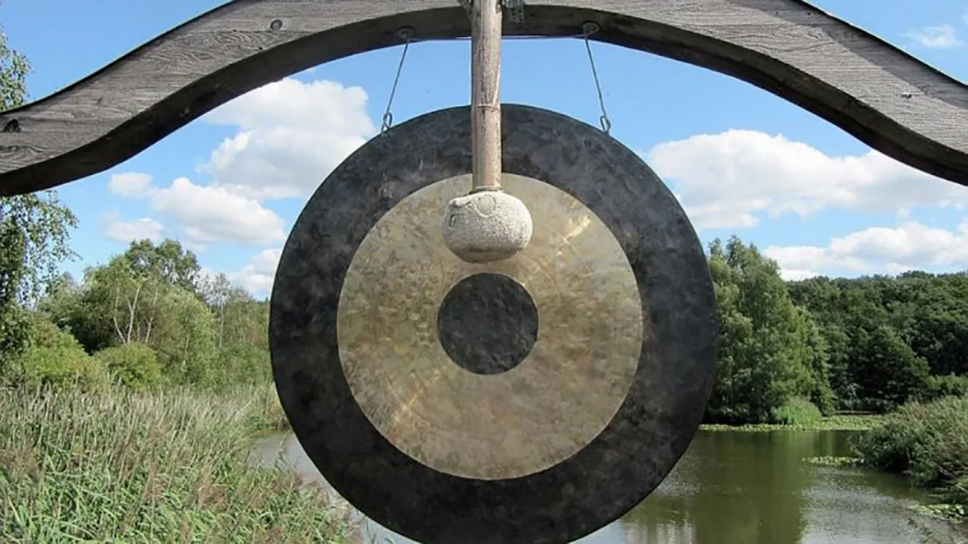 Los gong son antiguos instrumentos del sureste asiático capaces de producir vibraciones que generan una energía grupal que relaja y quita los dolores