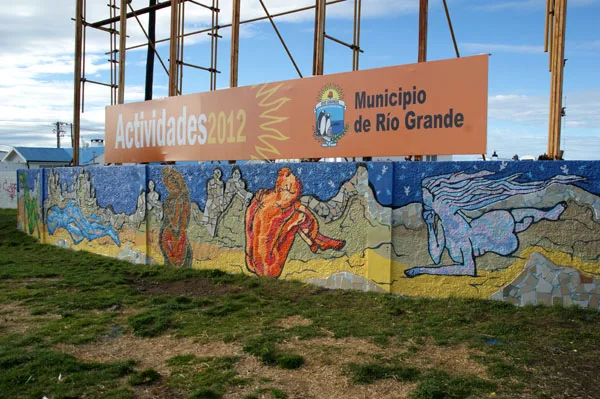 El mural completo, obra de artistas locales.