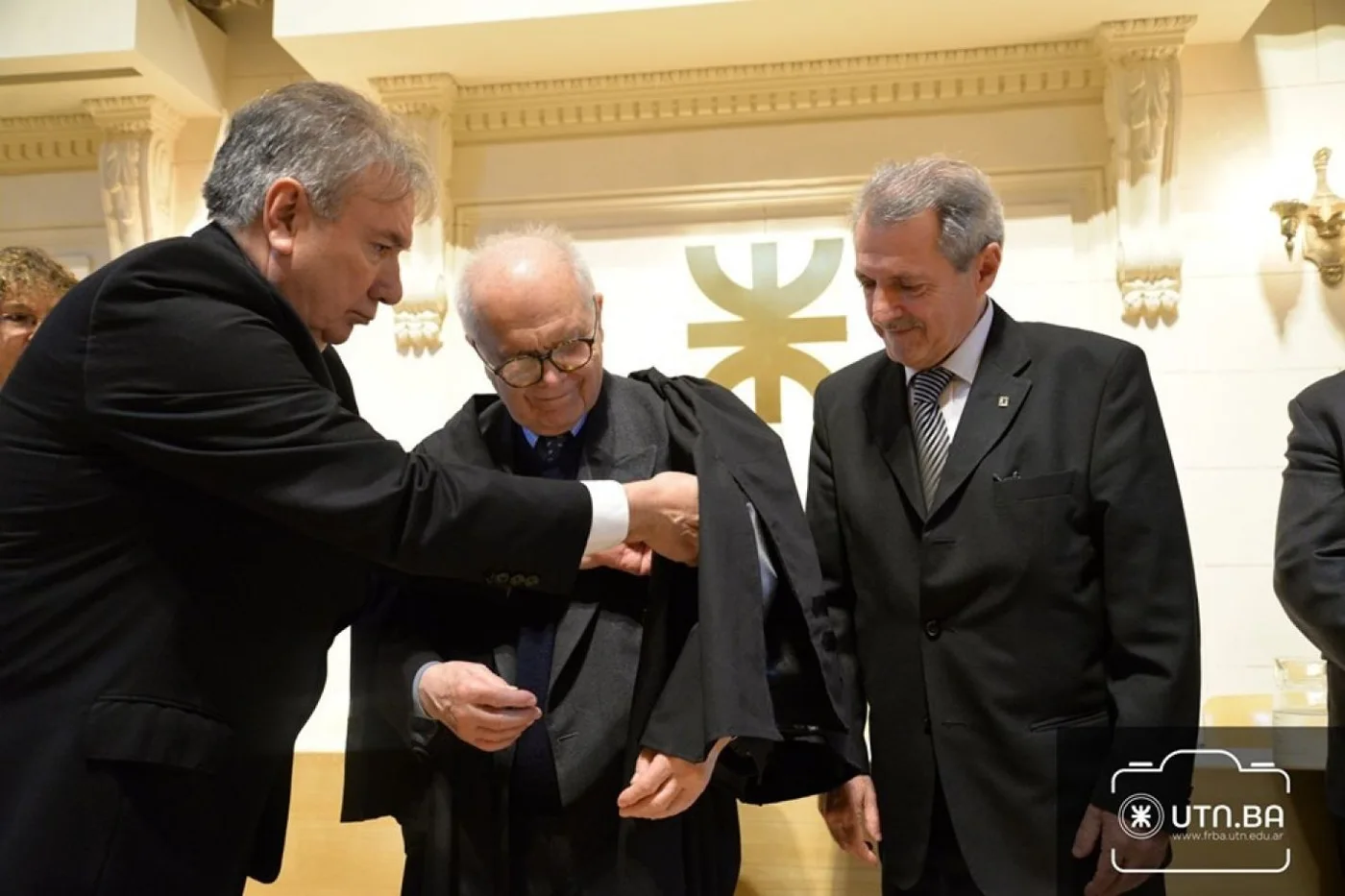 La ceremonia consiste en la lectura del Laudatio Académico del Doctor Varotto, alocución que estuvo a cargo del Ingeniero Mario Ferreyra