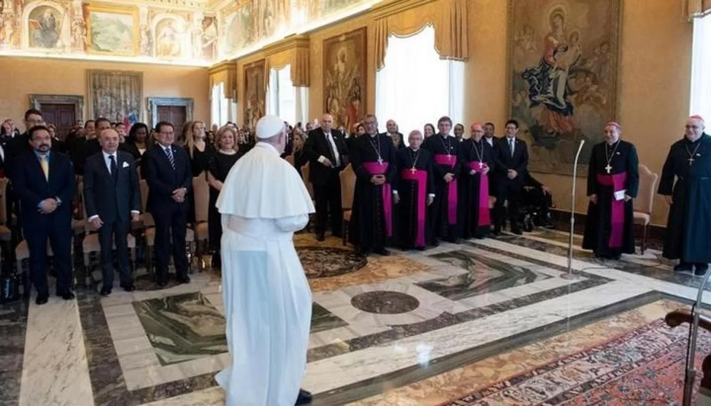 El papa Francisco recibiendo a peregrinos de Panamá en la sala Concistoro del Vaticano.