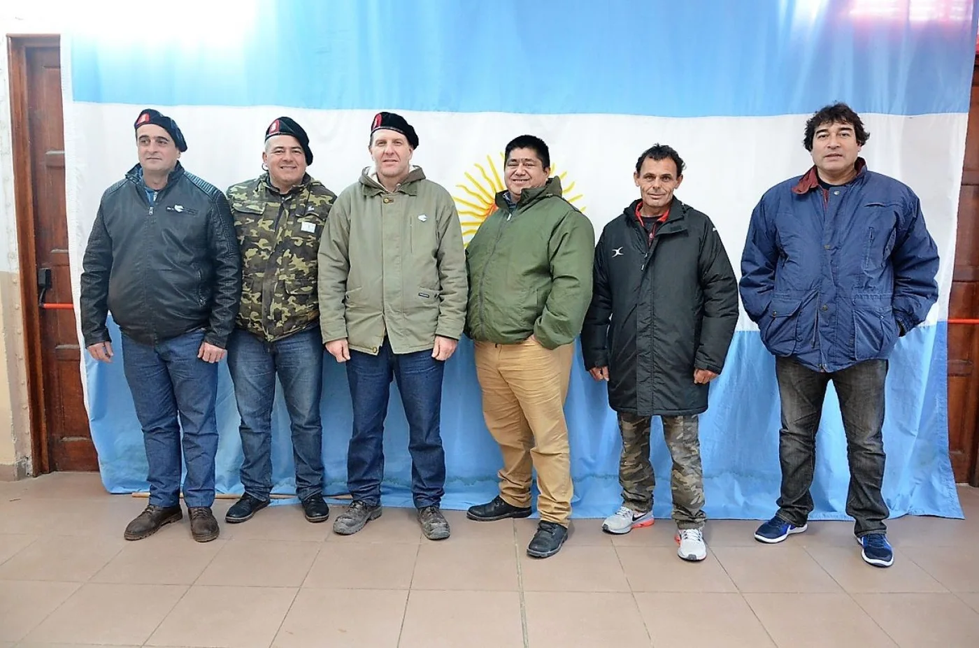 Gustavo Romero, Walter Albornoz y Carlos Baldracco de Santa Fe, posaron para El Sureño junto a Mario Reynoso, Ricardo Fabricio y Sergio Herlein de Bu