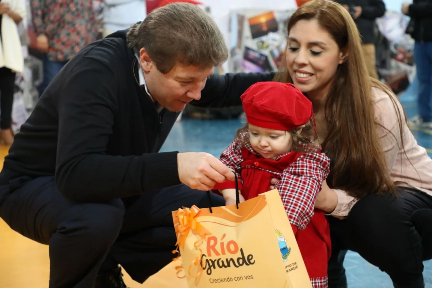 Agasajo a los riograndenses nacidos en el día de la ciudad.