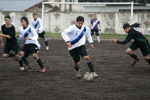 Yonathan Delgado se abre paso ante los jugadores de Generación Extrema.