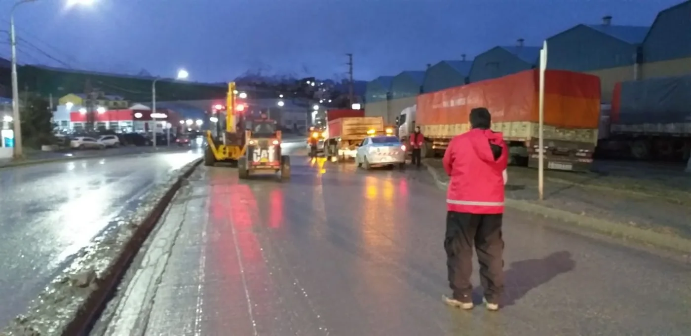 Intensos trabajos de limpieza por el barro acumulado