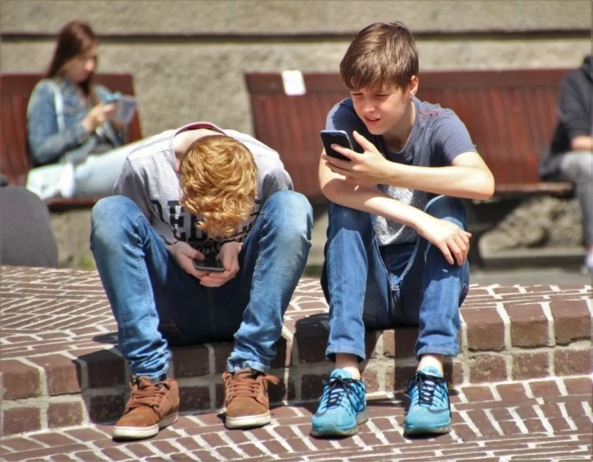 Francia prohibe los celulares a nivel primaria y secundaria