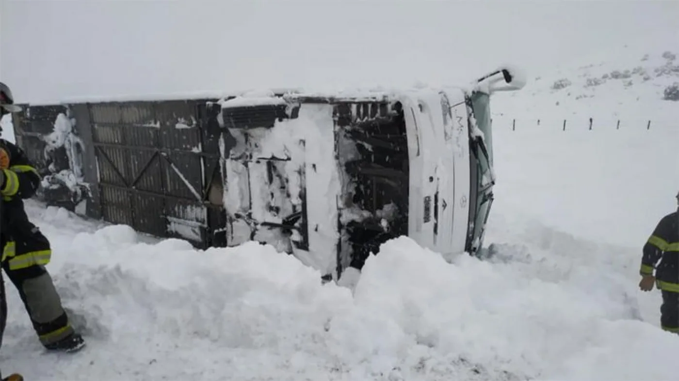 Un colectivo volcó en medio del temporal de nieve