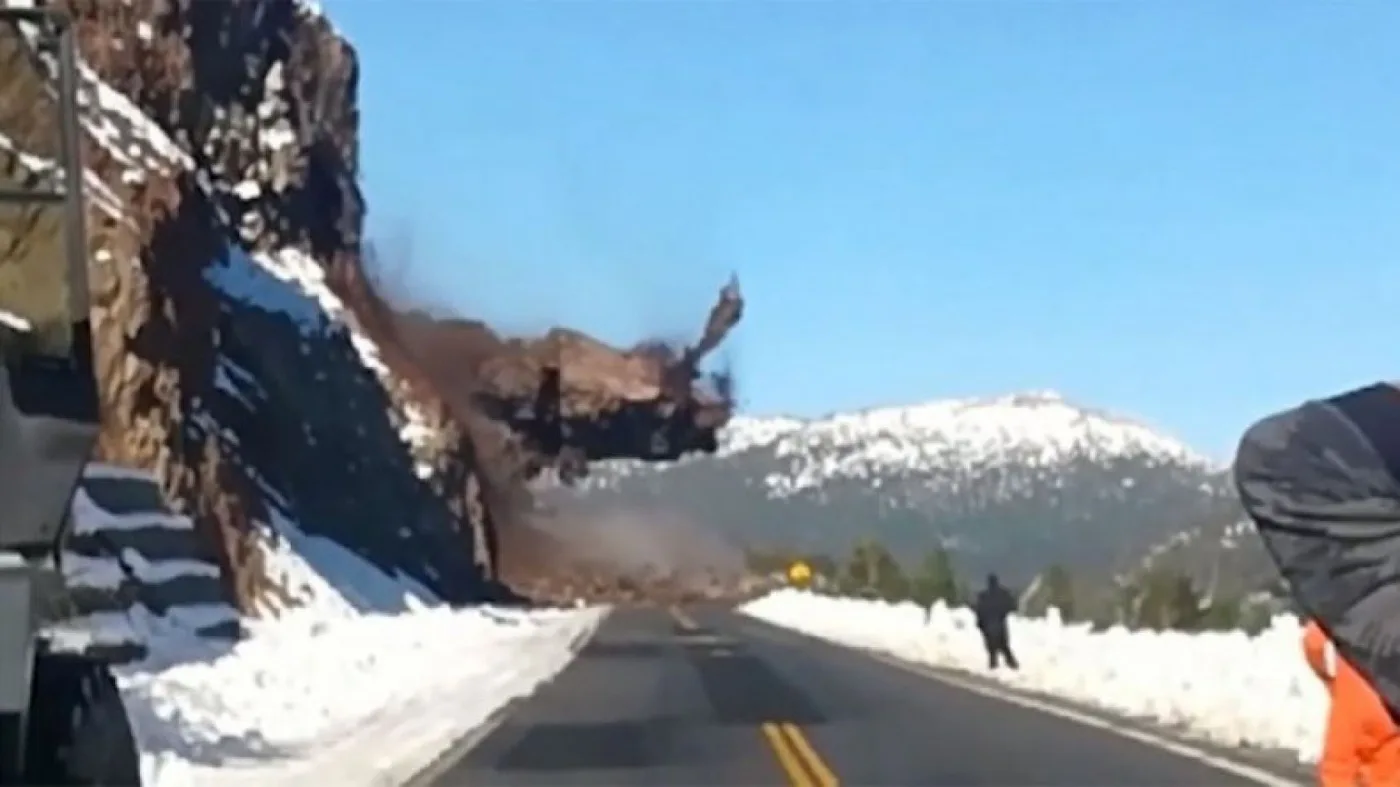 Cierran un tramo de la Ruta 40 por el masivo derrumbe de rocas