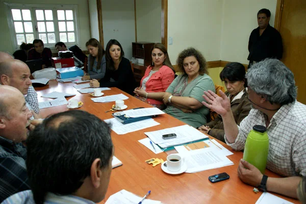 En la sala de comisiones, el debate se prolongó. 