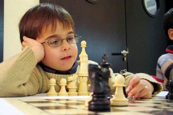 Mediante el ajedrez buscan mejorar la capacidad de aprendizaje de los alumnos fueguinos.