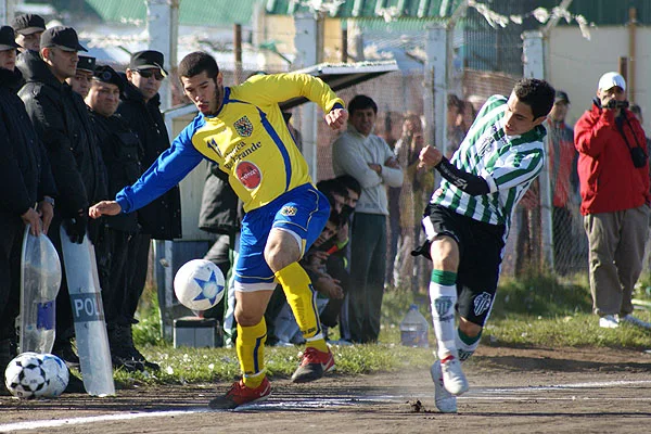 Facundo Perpetto intenta superar a su marcador.