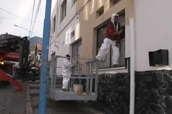 Los trabajos comenzaron con el pintado de la fachada del edificio.