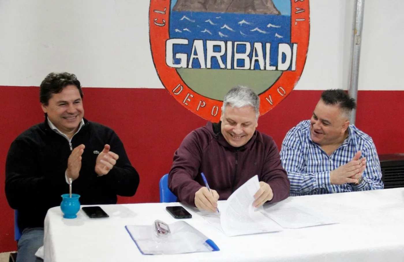 El ministro de Obras y Servicios Públicos Luís Vázquez firmó este sábado el contrato para la construcción de un gimnasio para el Club Garibaldi