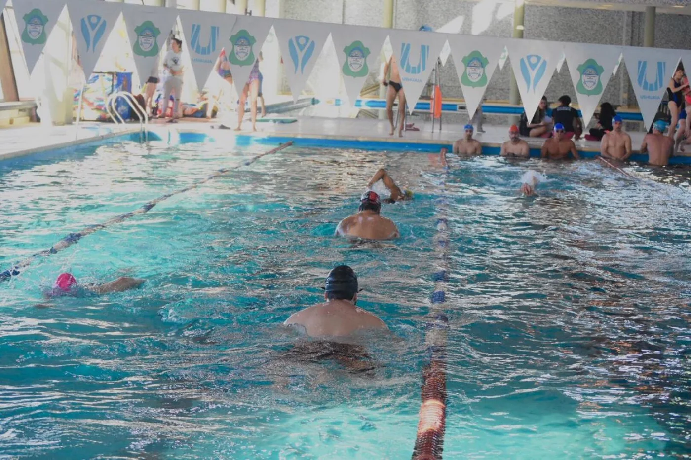 Se disputó el torneo de posta americana de natación con 45 nadadores