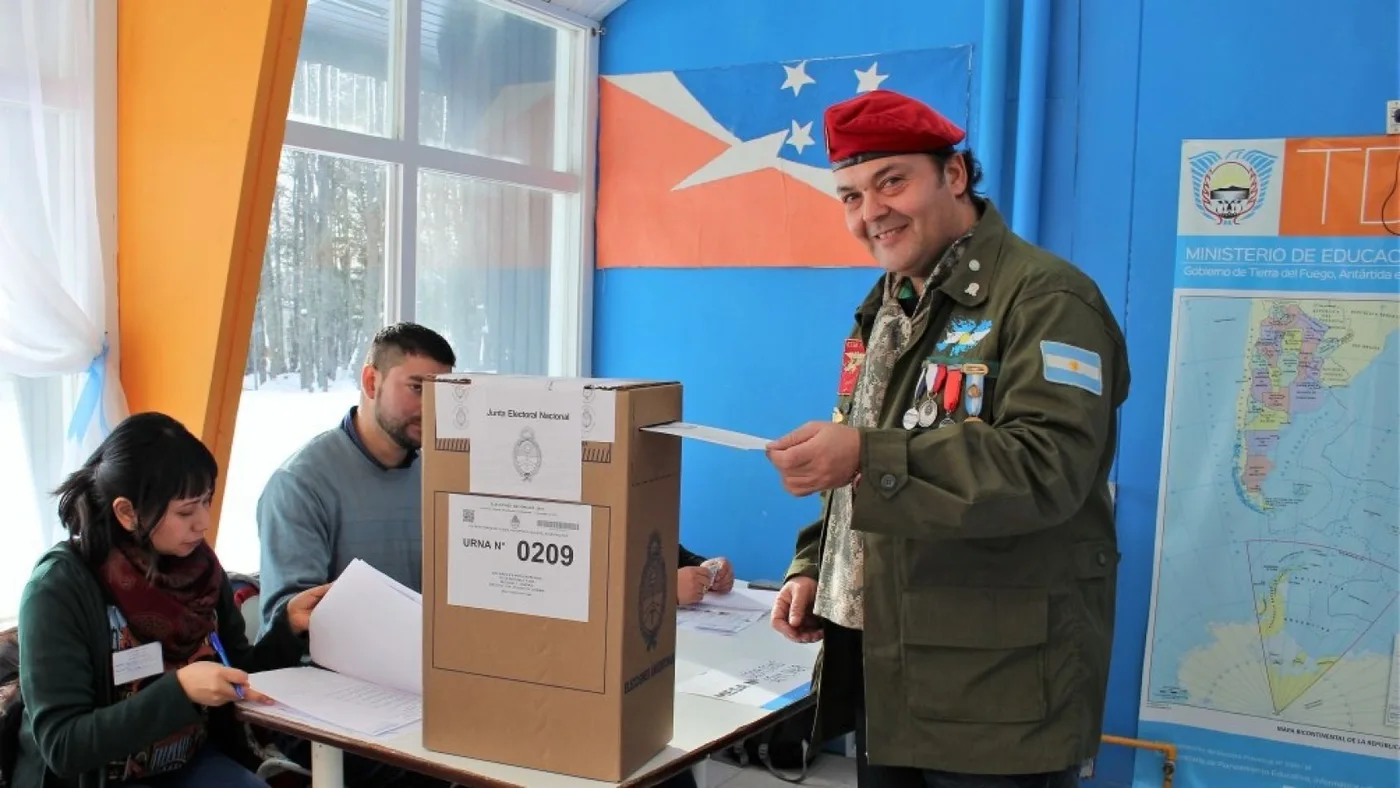 Osvaldo Hillar, el excombatiente,votó vestido de soldado.