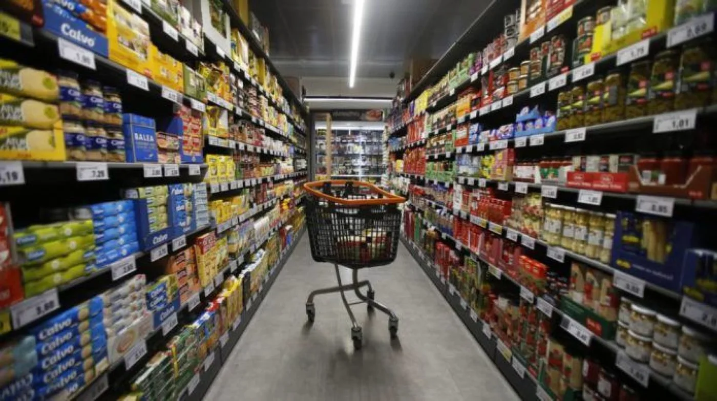 Por la suba del dólar, suspenden entregas de productos a supermercados hasta acordar aumentos