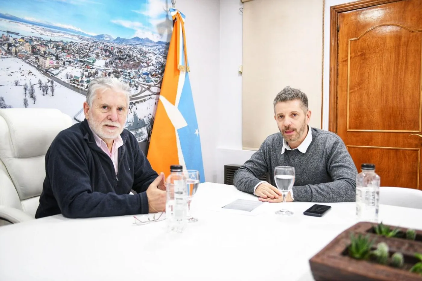 El jefe de Gabinete de la Municipalidad de Ushuaia Oscar Souto recibió en la sede de la Intendencia a su par del Gobierno provincial Leonardo Gorbacz