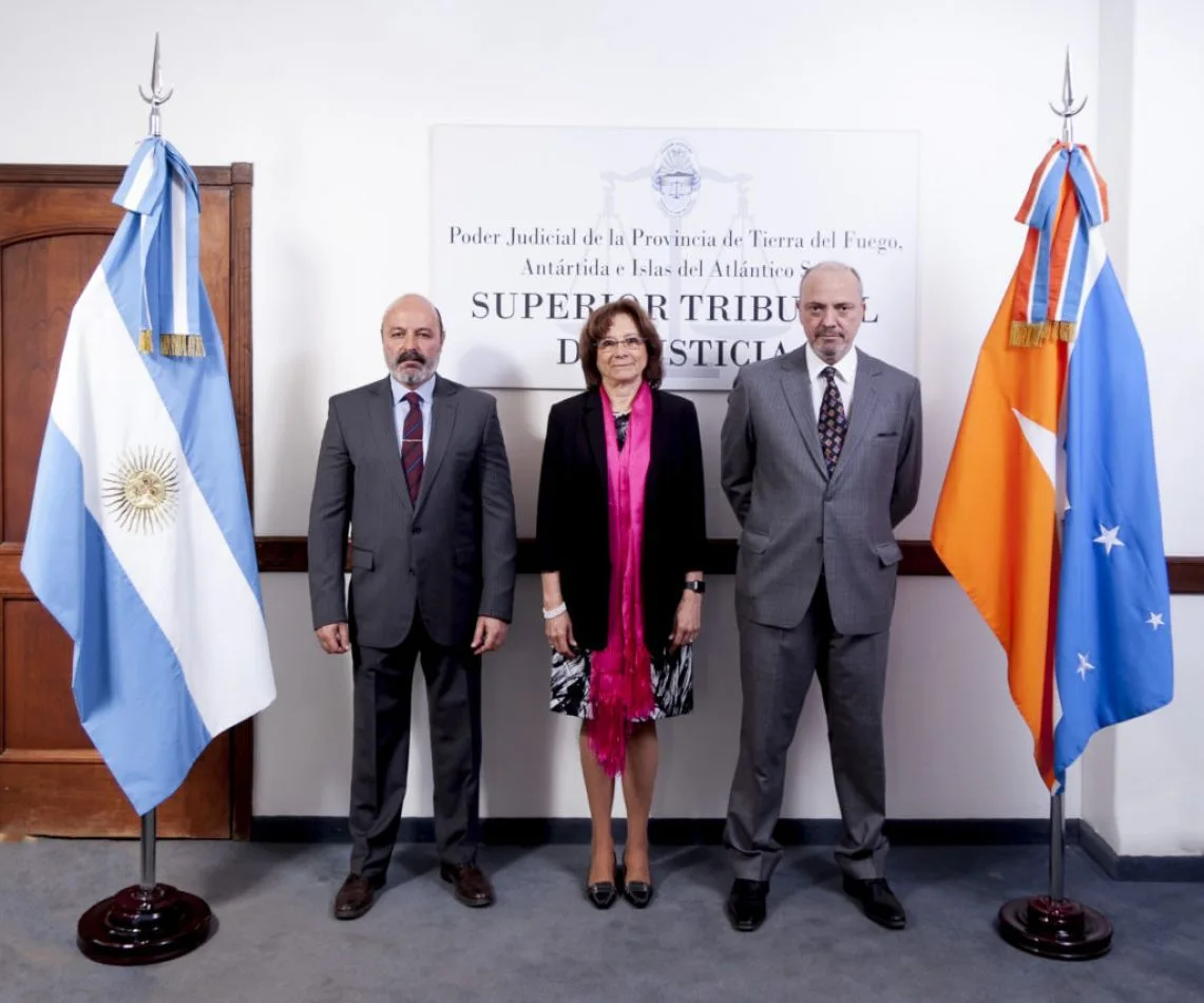 Doctora María del Carmen Battaini; el  vicepresidente, Doctor Carlos Gonzalo Sagastume y el juez del Superior Tribunal de Justicia, Dr Javier Muchnik