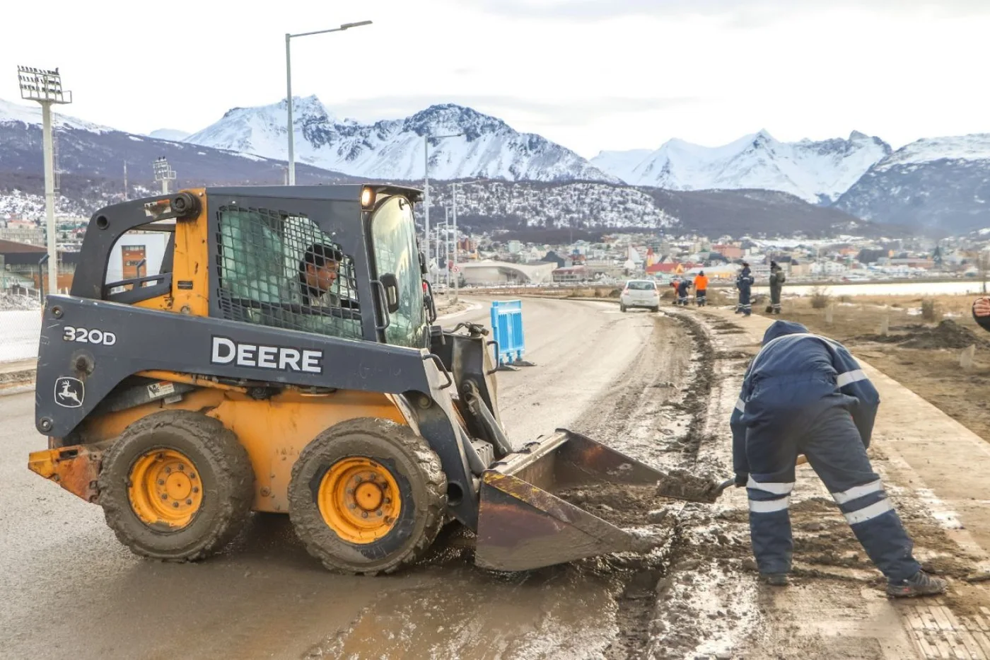 Comenzaron los trabajos de barrido en las márgenes de avenidas y veredas