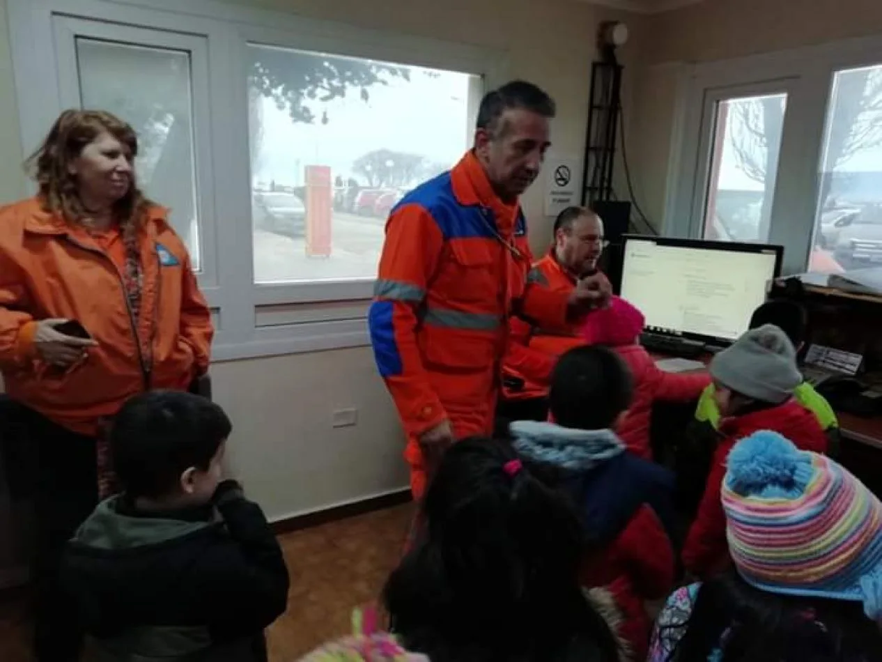 Pedro Franco y su equipo de trabajo junto alumnos del jardín