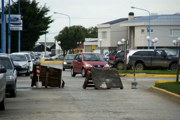 El corte de calle generó sendos trastornos a los conductores que circulaban por la zona.