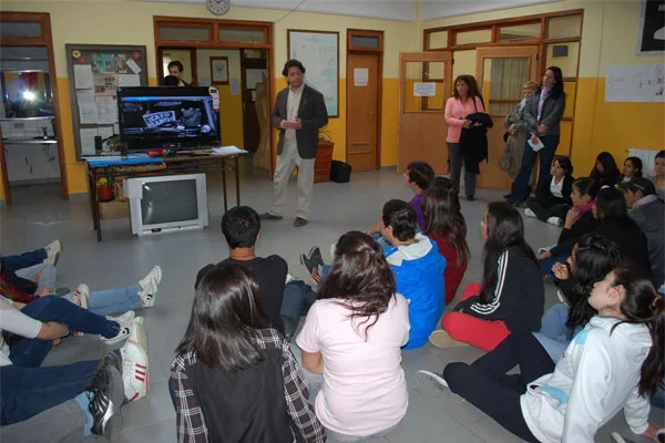 Los alumnos escuchan con atención la explicación de las películas que acaban de ver.