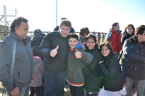 El intendnete Gustavo Melella, junto a alumnos de la ciudad.