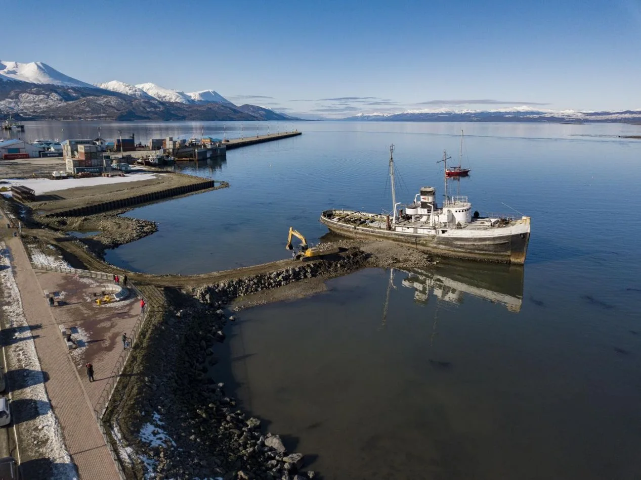 Transeúntes aprovechan el pedraplén de la obra de puesta en valor para acercarse y acceder al histórico barco, lo cual es sumamente peligroso.