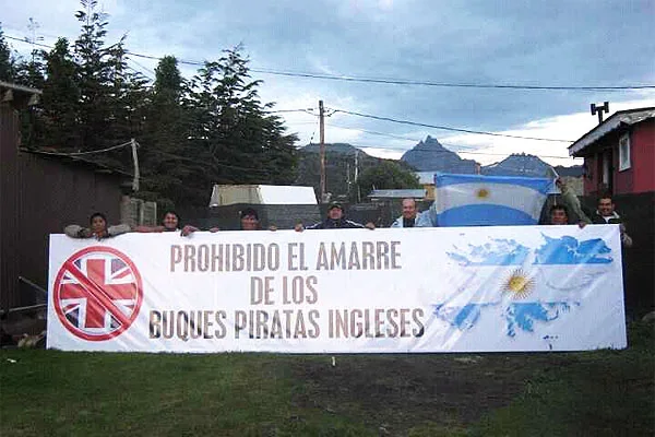 El amarre de buques de bandera inglesa sigue generando polémica.