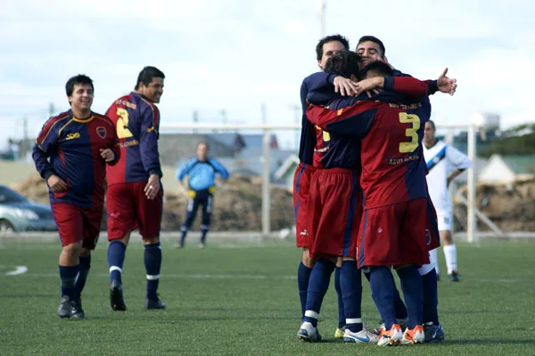 Los jugadores de Victoria celebran el gol de Sienas.