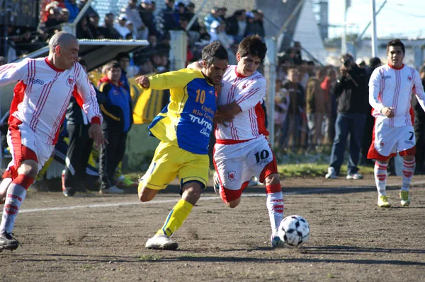 Ezequiel Pereyra es frenado por un rival en una tarde sin su habitual despliegue.