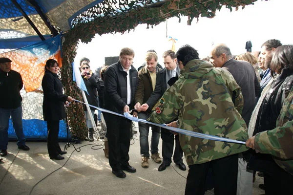 Momento en que autoridades políticas y Veteranos de Guerra inauguran la Carpa de la Dignidad.
