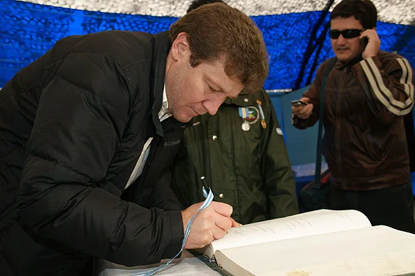 Gustavo Melella firma el Libro de Visitas por primera vez como Intendente.