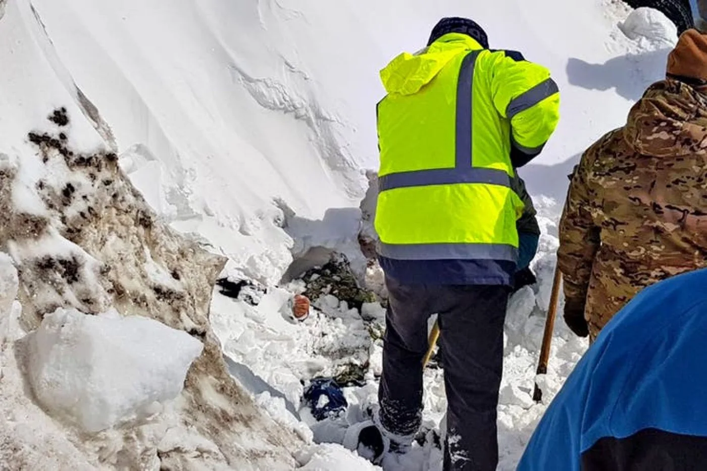 Los hombres fueron encontrados tirados a dos metros a la vera de la ruta.