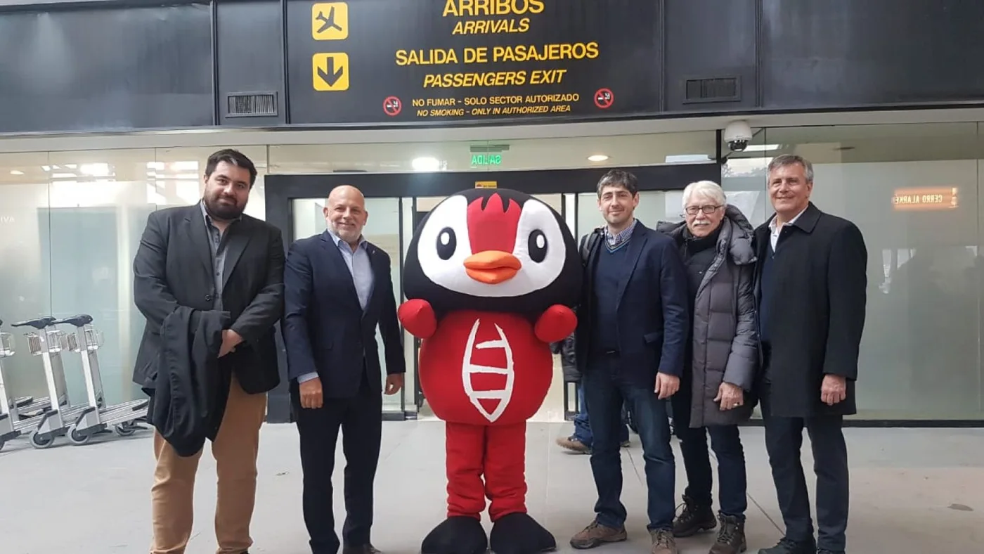 El subsecretario de Turismo de la Municipalidad de Ushuaia, Rodrigo Arrieta, junto a autoridades provinciales y referentes empresariales locales