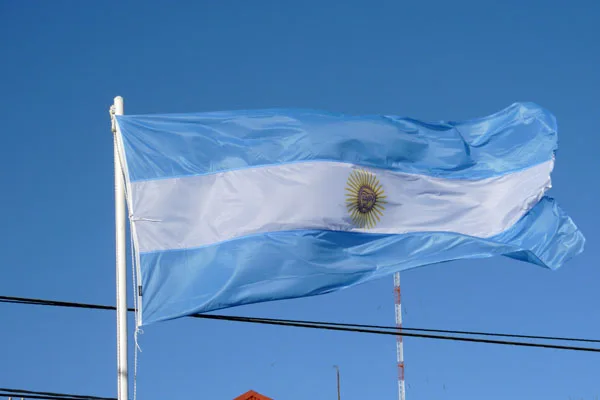 La bandera, izada todos los días.