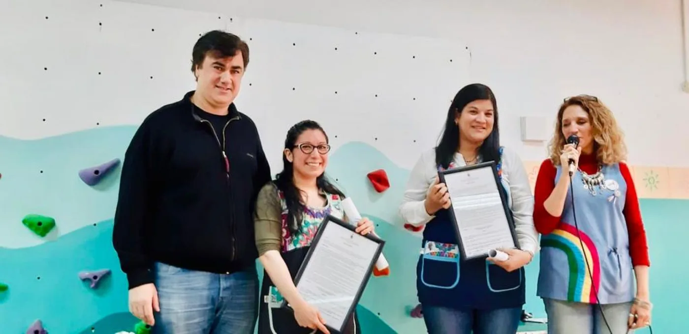 Nogar entregó una placa a docentes y directivos del Jardín N° 4 ‘Arco Iris’