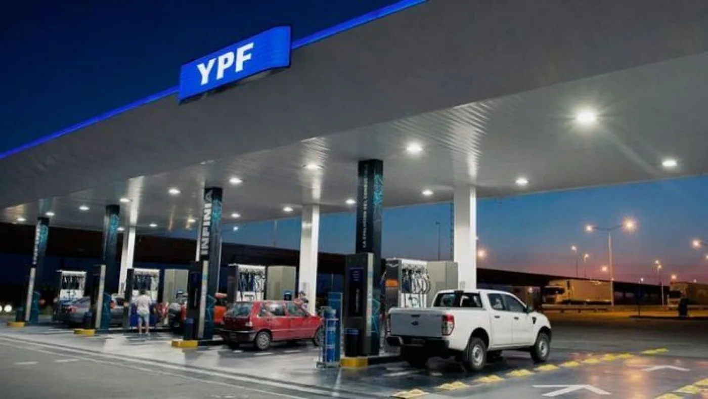 YPF aseguró que los precios de los combustibles están 20% atrasados