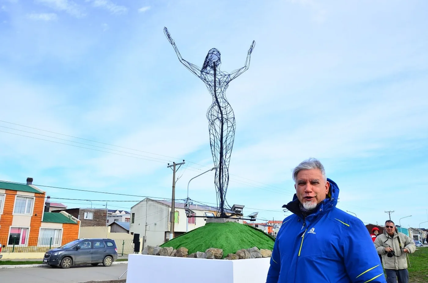 Jorge Bernal, posa frente al Monumento a la Mujer, obra de su autoría.