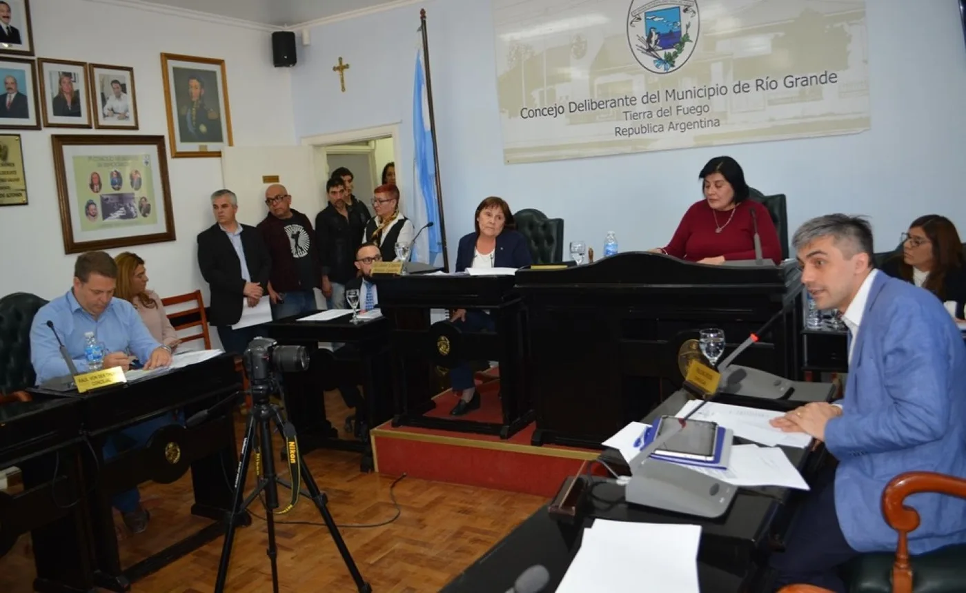 Tres ediles en la sesión del Concejo Deliberante de Río Grande.