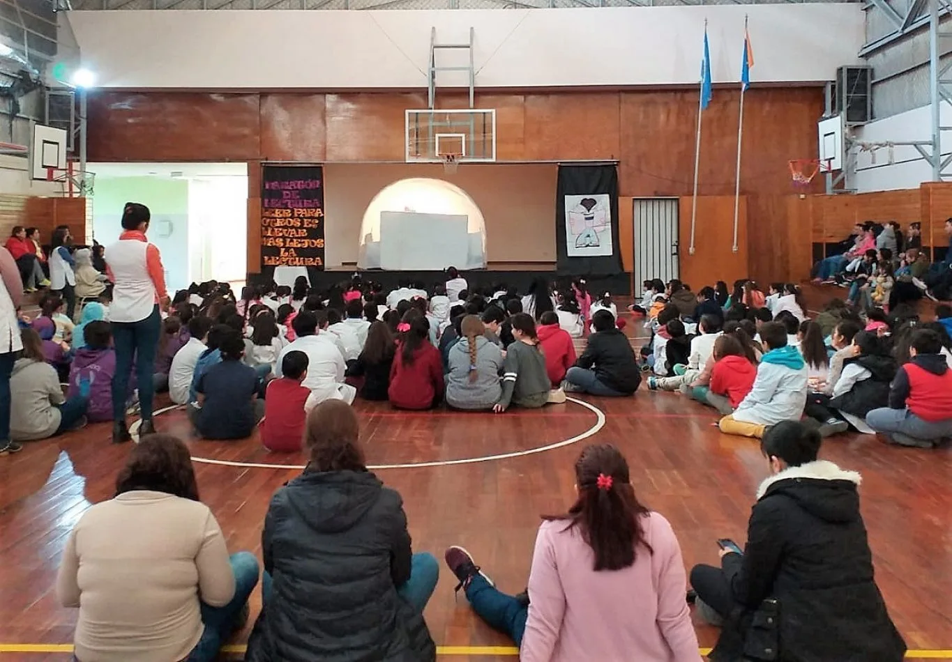 La escuela 7, "El Abrazo de Maipú", se sumó al maratón de lectura nacional.