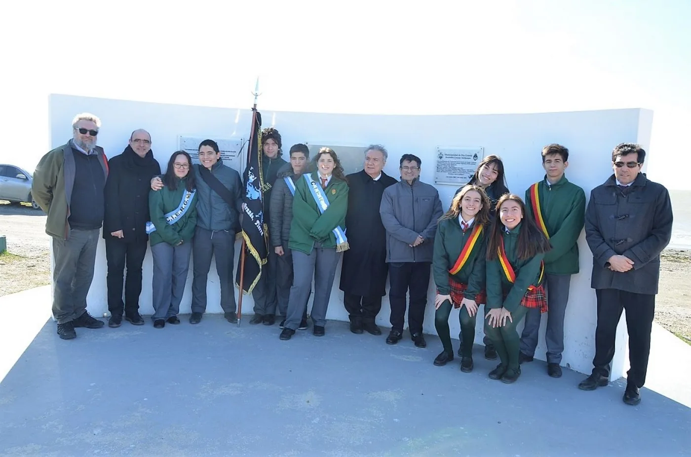 Integrantes del CIERG y de la UTN, posan junto al concejal (mc) Mario Ferreyra en la placa recordatoria.