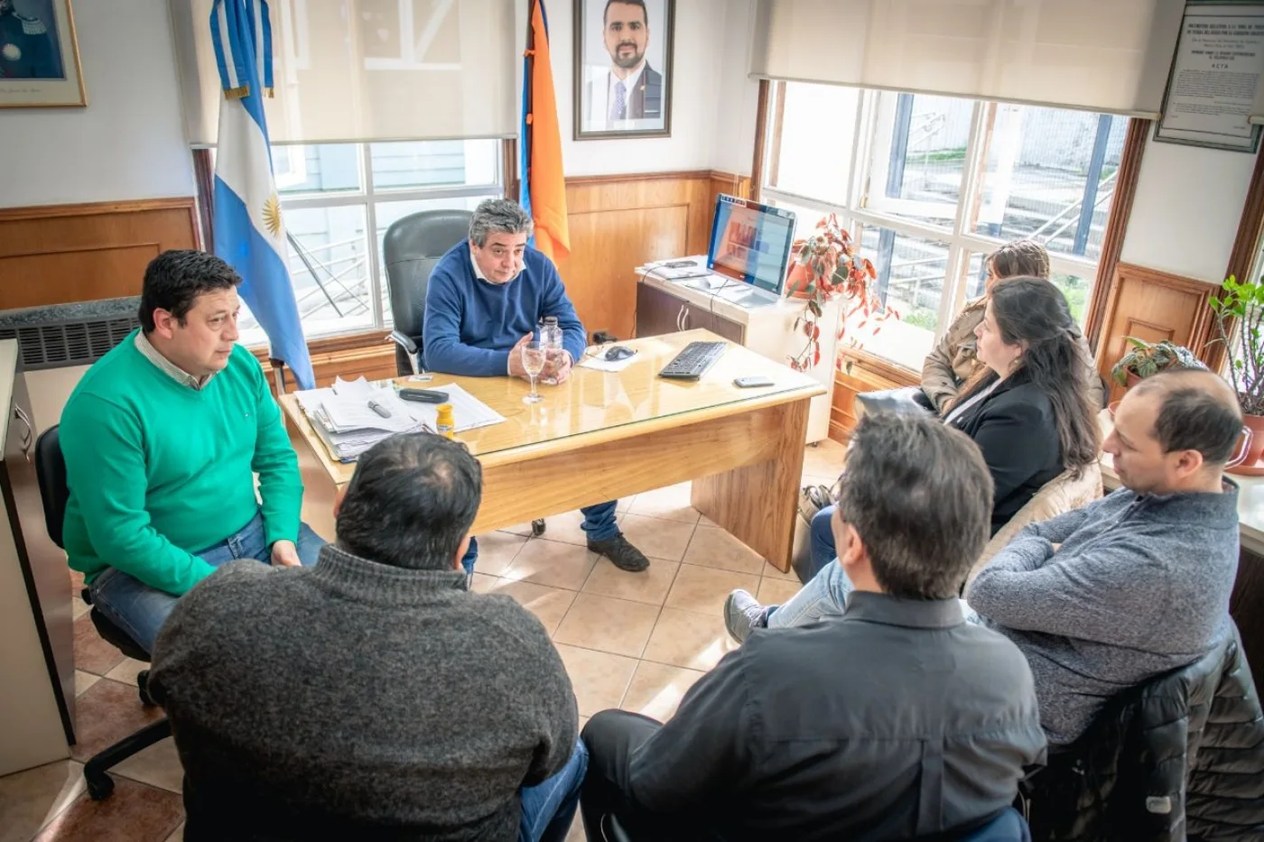 El secretario de Gobierno del Municipio, Omar Becerra, junto representantes de la Asociación del Magisterio de Enseñanza Técnica (AMET)