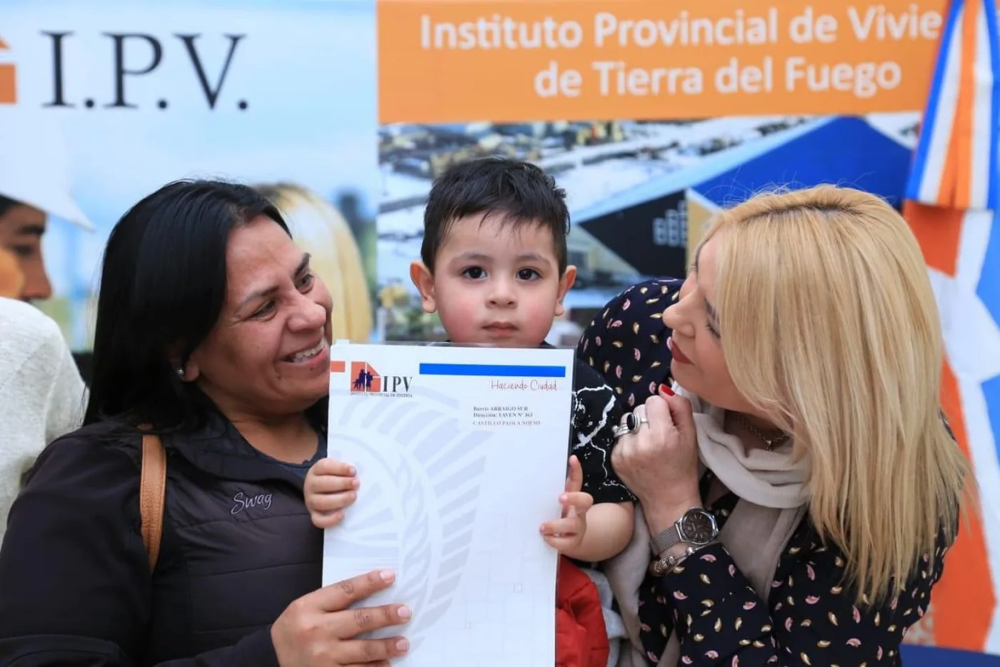 Gobierno entregó boletos de compra y venta a vecinos de Río Grande