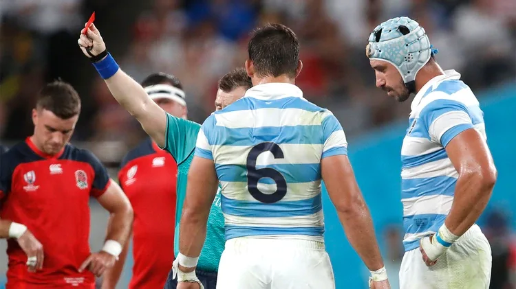 Lavanini vio la tarjeta roja a los 17 minutos por un tackle alto sobre Owen Farrell